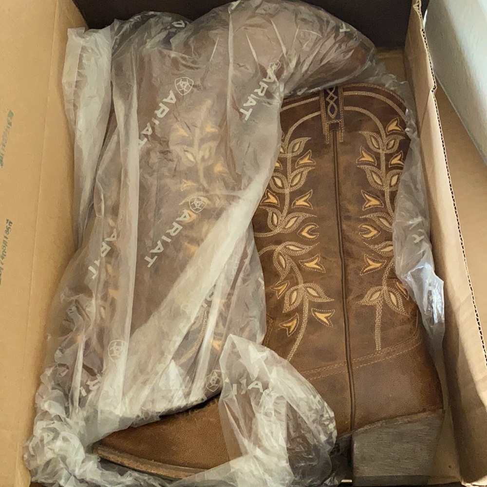 New in the box womens Ariat Boots